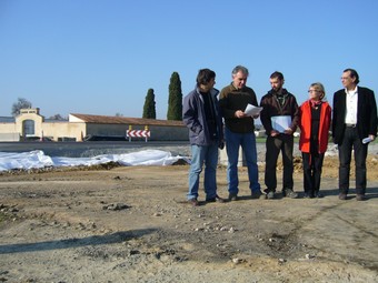 Els representants de les entitats, a les obres a la Tallada, amb el cementiri al fons.  M.V