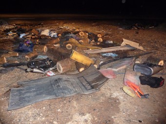 Restes del vehicle i dels troncs que transportaven, ahir al vespre al lloc de l'accident.  D.M