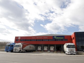 L'empresa Intereco , i alguns dels seus camions, a la seu del polígon de La Mirona de Salt. JULIETA SOLER