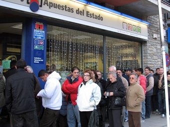 Gent fent cua a la Bruixa d'or per comprar loteria de nadal ACN