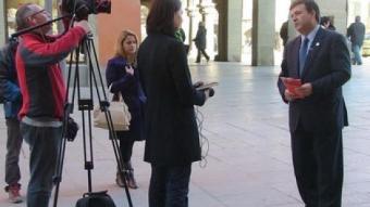 El president del Cercle d'Estudis Sobiranistes, Alfons López Tena, és entrevistat per reporters de la BBC, a Vic.  ACN