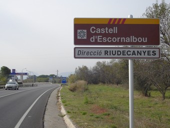 Un dels nous senyals que indiquen la direcció per arribar al Castell d'Escornalbou.  EL PUNT