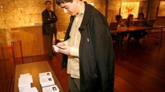 Un noi de 18 anys, David Monpeió, el primer votant a la consulta independentista a Vic