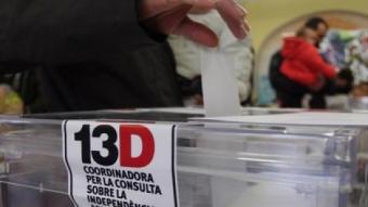 Imatge d'una persona votant en una de les nombroses urnes repartides pels 167 municipis que ahir van celebrar les consultes.  ORIOL DURAN