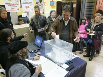Un veí de Constantí dipositant al seu vot a la urna, en la primera tongada de consultes, del passat 13 de desembre.  M. M