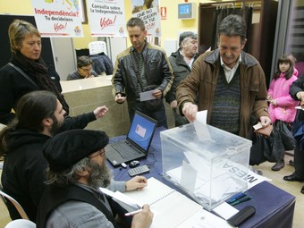 Un veí de Constantí dipositant el seu vot a l'urna, el passat 13 de desembre.  M. MARTÍNEZ