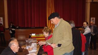 Un home votant al municipi de La Jonquera, a la taula que estava instal·lada a la Societat. J.P.