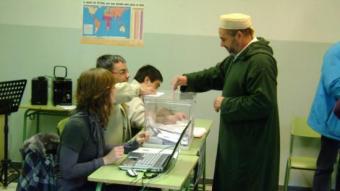 El veí de Torroella Hassan Hamouda, exercint el seu dret a vot ahir al migdia a l'escola de música. CARLES RIBERA