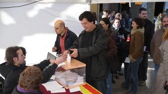 Un moment de la votació a Ribes de Freser, que es va fer en una vela muntada a la plaça del Mercat.  J.C