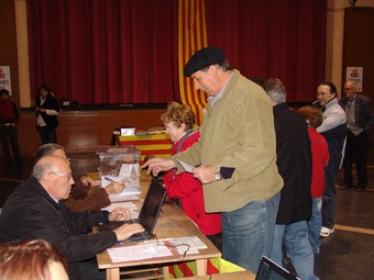 Un home votant al municipi de La Jonquera, a la taula que estava instal·lada a la Societat. J.P.