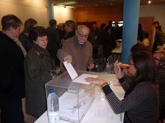 Un home vota en una de les meses electorals de les Borges Blanques.  D.M