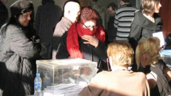 El fred no va impedir que molts cassanencs anessin a votar