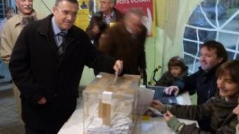 L'alcalde de Vilafranca, votant ahir en la consulta sobre la independència.  A. MERCADER