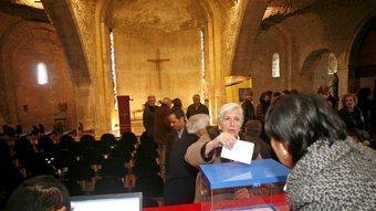 Una dona vota durant la consulta feta a Vic, el passat 13 de desembre. /  ACN