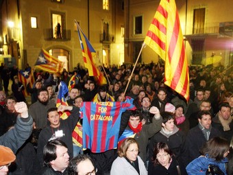 Osonencs celebrant els resultats de participació a la plaça de la Catedral de Vic  ALBERT ALEMANY