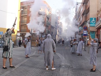 Primera trabucada de festes de Moros i Cristians a l'inici del carrer del Convent. /  ARXIU