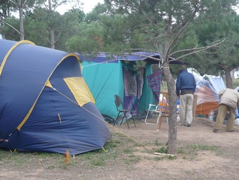 Les famílies, acampades dilluns al parc montgatí.  J.G.N