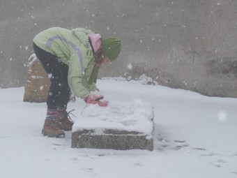 Una nena juga amb la neu a Belltall.  AMICS DE BELLTALL