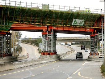 Imatge del pont pel qual passarà el TAV a l'autovia de Banyoles, en una imatge d'aquesta setmana.  MANEL LLADÓ