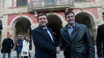 Alfons López Tena i Uriel Bertran van segellar la unitat davant del Parlament.  QUIM PUIG