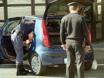 La Policia Nacional realitza un escorcoll a un vehicle denunciat. /  ARXIU