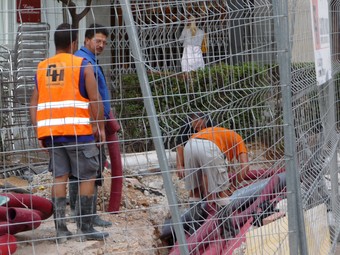 Operaris realitzen obres de remodelació d'un carrer del poble. /  ESCORCOLL