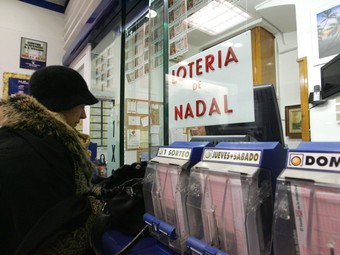 Una veïna de Tarragona comprant loteria de Nadal a l'administració número 11.  M. MARTÍNEZ