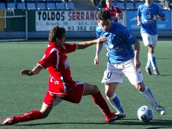 Alfaro, autor del 2-0, encara a un rival de l'Alcoià.  Q. PUIG