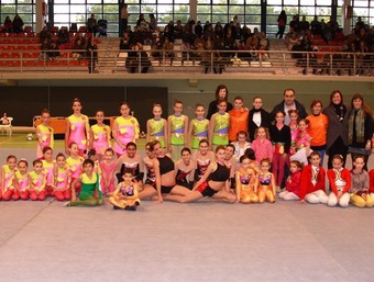 Conjunt de gimnastes participants en aquesta gala de nadal de Torrent. /  CEDIDA
