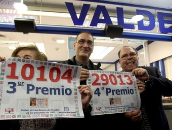 Els propietaris de l'administració Valdés de Barcelona, en què es va vendre parts del tercer premi i d'un quart.  EFE