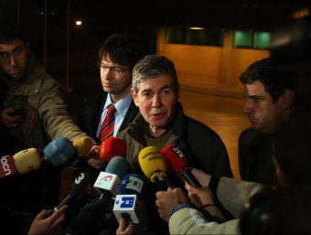 L'exalcalde de Santa Coloma Bartomeu Muñoz, amb els seus advocats, el desembre del 2009, quan va sortir de la presó ORIOL DURAN