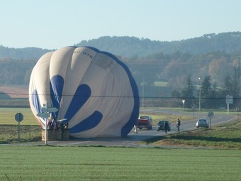 El globus es va veure obligat a aterrar en el voral d'una carretera.  ANNA CAMPS