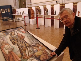 El rector de la parròquia de Sant Joan, de Valls, mostra una de les obres.  A. ESTALLO