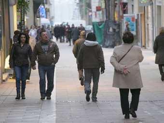 Gent passejant per un carrer per a vianants de Tarragona, ahir a la tarda.  MARTA MARTÍNEZ