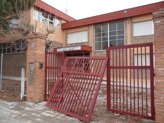 L'edifici del l'antic institut Joan Amigó, tancat des de fa tres anys, ha patit símptomes clars d'abandonament. C.G