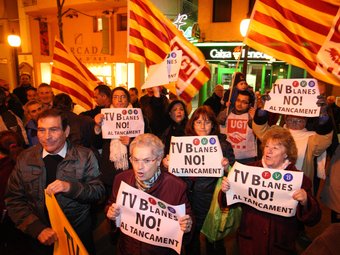 Protesta davant l'Ajuntament per demanar la continuïtat de TV Blanes. LLUÍS SERRAT