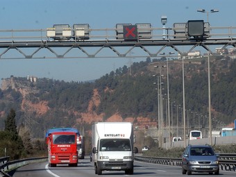 La velocitat variable s'aplicarà cap al setembre al tram de l'autopista AP-7 entre el peatge de Martorell i Molins de Rei.  ORIOL DURAN