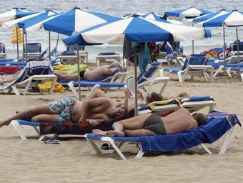 Uns turistes dormen a les hamaques de la platja JOSÉ CUÉLLAR