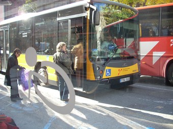 Usuaris de l'autobús de Girona a la parada de plaça Marquès de Camps.  D.V
