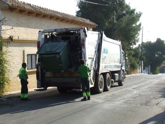 Recollida de la brossa a una zona residencial de la localitat. ARXIU