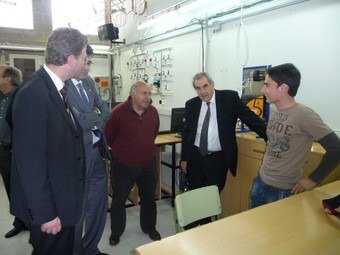 El conseller Maragall durant una visita a l'IES de l'Ebre la primavera del 2009.  G.M