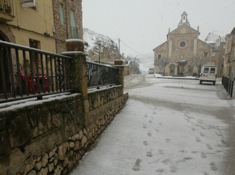L'acumulació de neu sobre l'església d'Ulldemolins (a la imatge, el passat 7 de gener) va provocar l'esfondrament de part del sostre de l'abadia. JUDIT FERNANDEZ