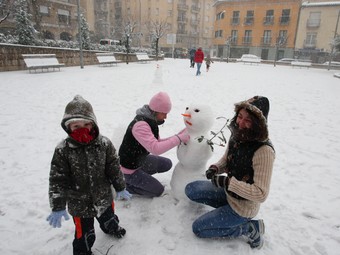 Gent fent un ninot de neu a Sant Hilari Sacalm. LLUÍS SERRAT