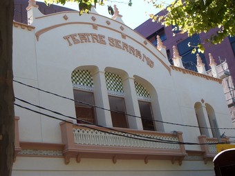 Façana principal del Teatre Serrano de Gandia. /  ARXIU