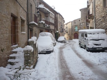 Les Piles, amb els cotxes encara plens de neu ÒSCAR PALAU