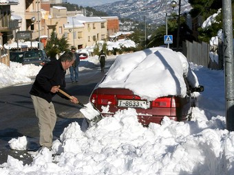 Un veí d'Horta de Sant Joan neteja el seu cotxe EFE
