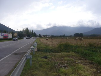 La carretera actual amb les Preses al fons i la plana agrícola al costat dret.  J.C
