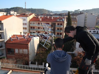 Imatge  de la instal·lació d'una nova antena en un edifici de Girona.  LLUÍS SERRAT