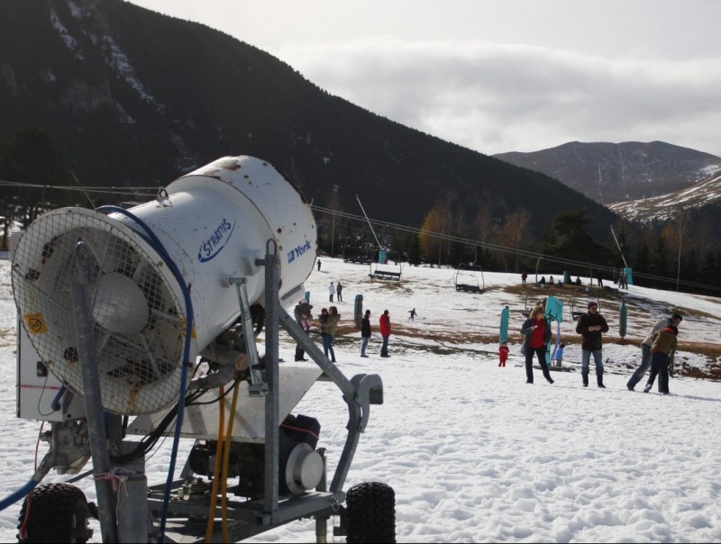Una imatge d'arxiu d'un dels canons de neu artificial de l'estació d'esquí ceretana de La Molina. LLUÍS SERRAT