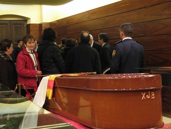 Solsonins visitant la capella ardent de Xavier Jounou, l'alcalde de Solsona mort ahir.